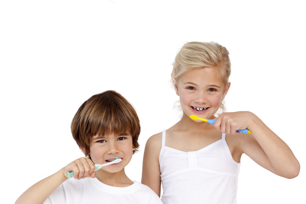 Kinder lächeln und putzen sich die Zähne